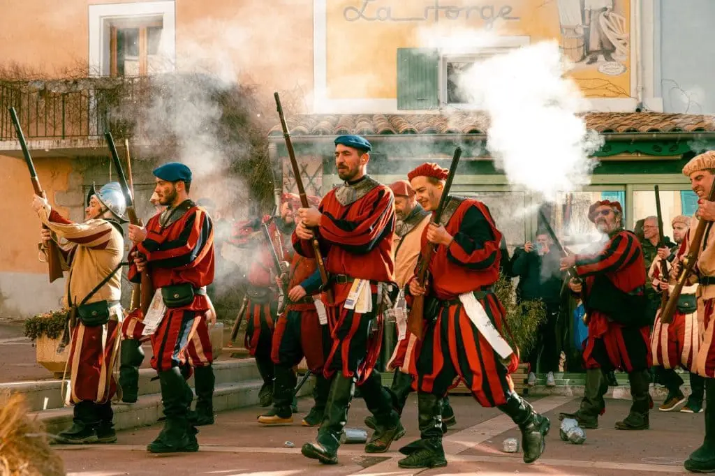 La Fête des Pétardiers de Castellane : Une Tradition Guerrière et Festive ! – article du blog Guide Gaulois sur les fêtes populaires et traditions locales